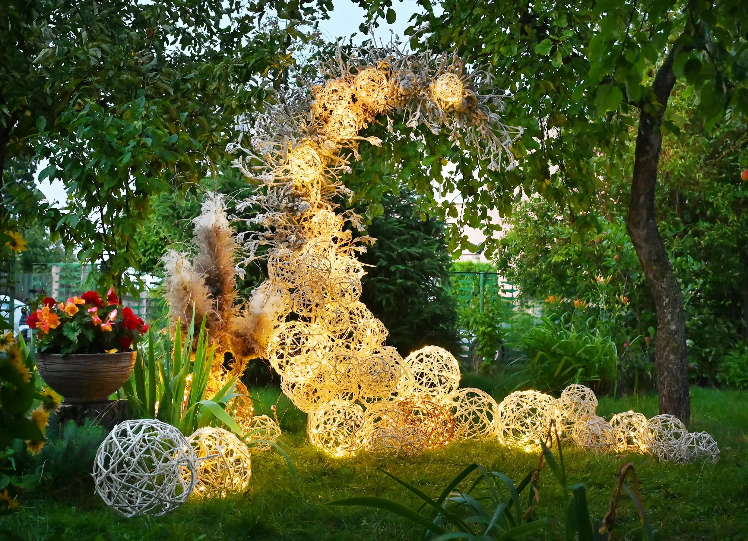 Svieciantys kamuoliai vestuviu renginiu dekoracija