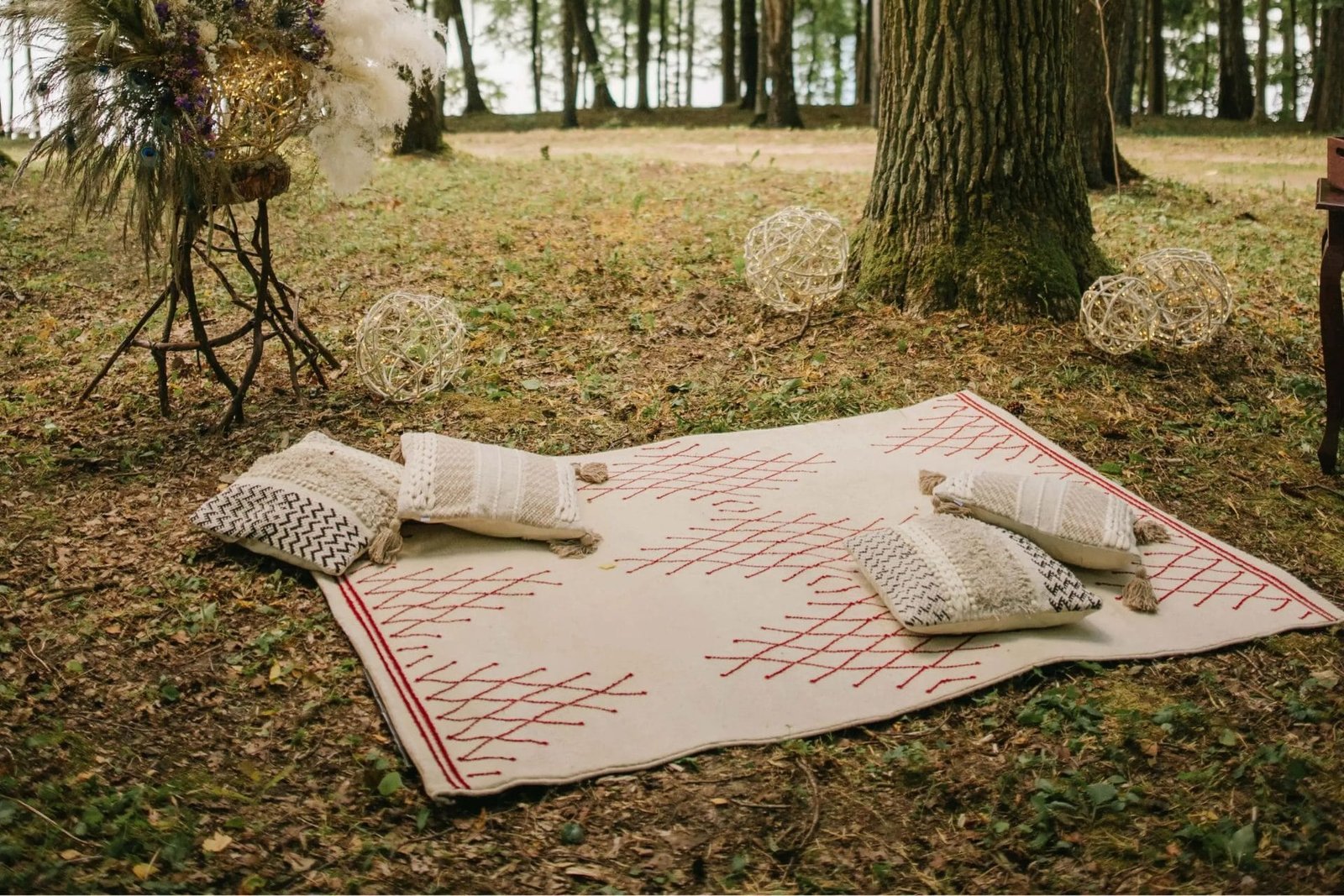 Svieciantys kamuoliai vestuviu renginiu dekoracija Svieciantys kamuoliai vestuviu renginiu dekoracija