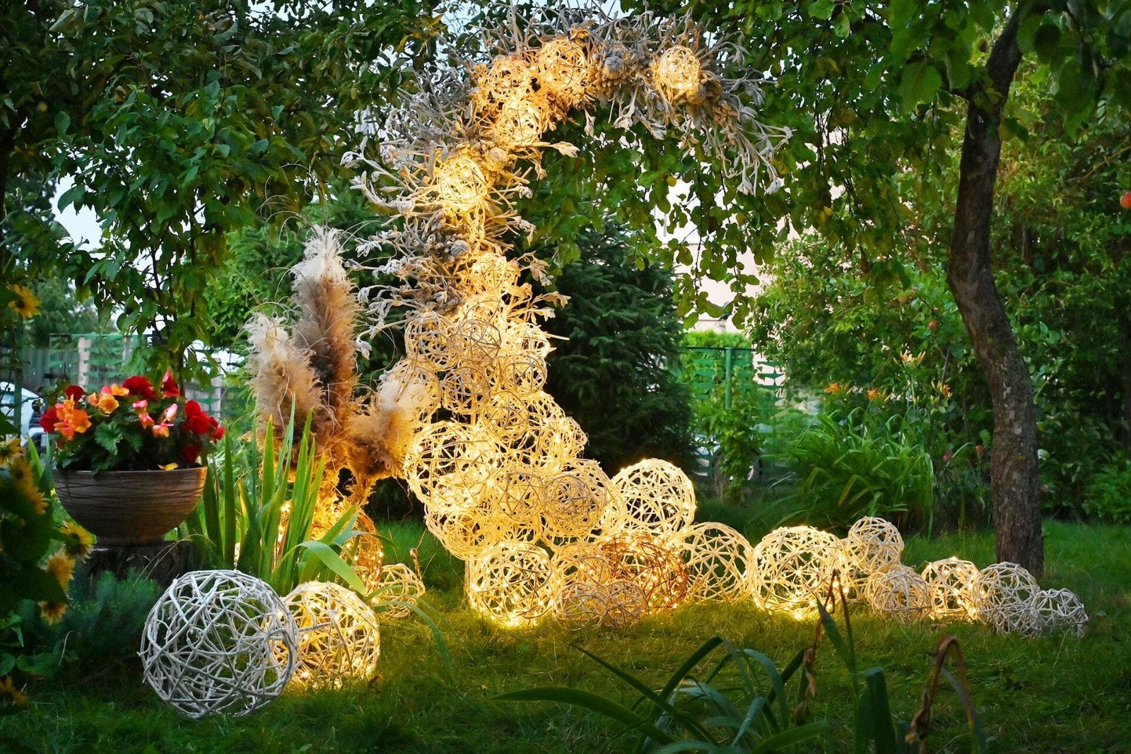 Svieciantys kamuoliai vestuviu renginiu dekoracija Svieciantys kamuoliai vestuviu renginiu dekoracija